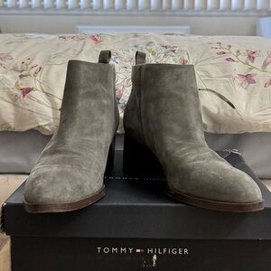 Tommy Hilfiger Reiz Ankle Bootie Size 8.5M Grey SUEDE | Women’s ankle boots